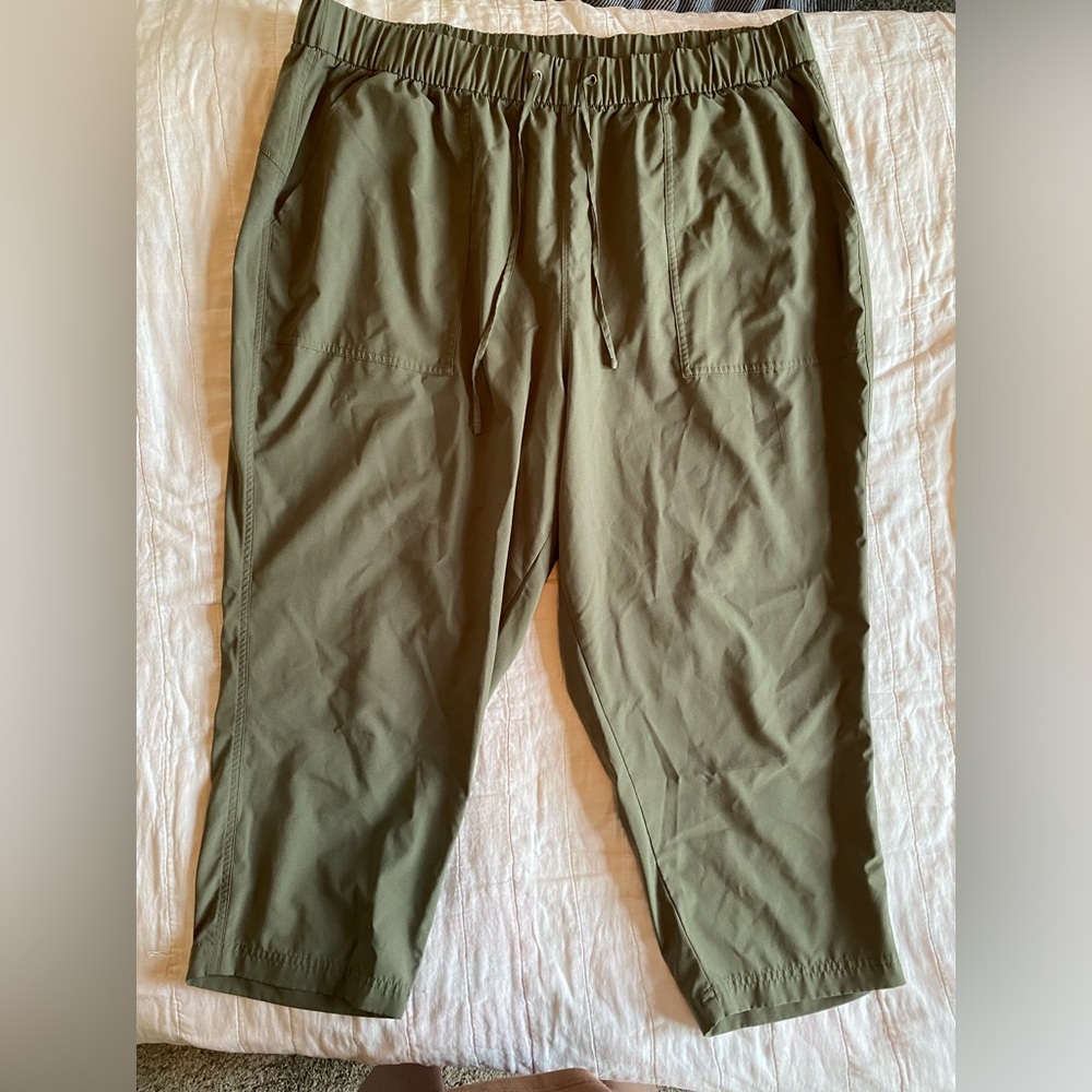 Green Stretchtech cropped pants